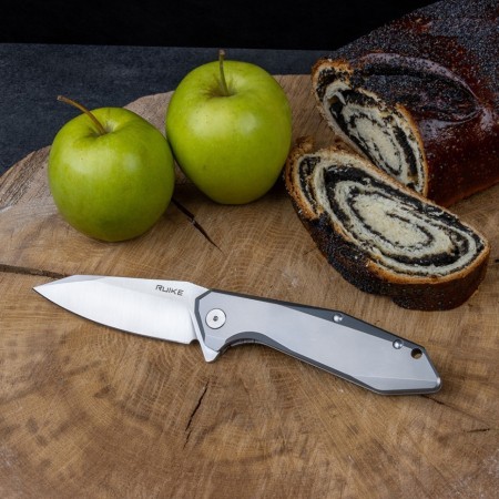 Нож складной Ruike P135-SF серебристый (2 мелкие царапинки на лезвии)