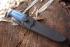 Уцененный товар Нож Morakniv Basic 546, нержавеющая сталь, синий, 12241(Новый. На одной стороне клинка по середине, ближе к рукояти щербинка 5 мм)