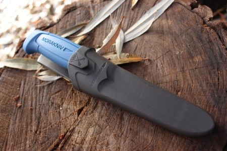 Уцененный товар Нож Morakniv Basic 546, нержавеющая сталь, синий, 12241(Новый. На одной стороне клинка по середине, ближе к рукояти щербинка 5 мм)