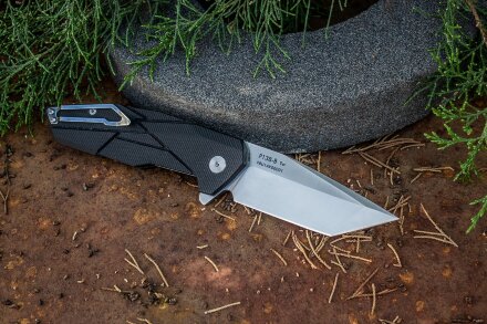 Уцененный товар Нож Ruike P138-B черный(Новый. Еле заметная асимметрия граней на клинке)
